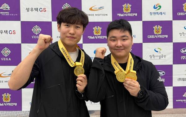남자 일반부 50m 복사서 2관왕에 오른 김준표(오른쪽)와 공기권총서 금메달을 딴 조영재. 경기도청 제공