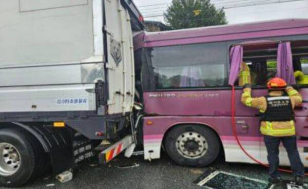 22일 오후 2시50분께 이천시 부발읍 한 도로에서 공항버스와 12t 화물차가 추돌하는 사고가 발생했다. 경기도소방재난본부 제공