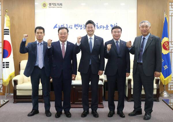 김진경 경기도의회 의장(가운데)이 도내 중소기업·소상공인과 만나 지원 방안 마련을 위한 정담회를 가진 뒤 기념촬영을 하고 있다. 경기도의회 제공