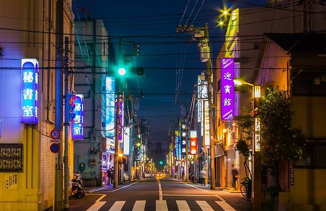 요시와라 밤거리 모습. 형형색색의 네온사인이 눈에띈다. [사진=위키피디아]