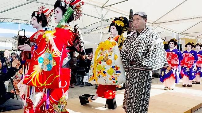 지난 2월 도쿄 다이토구 스미다공원에서 열린 ‘오쿠아사쿠사 전통 마츠리(축제)’ 에서 참가자들이 에도 요시와라에서 가장 높은 지위의 유녀였던 ‘오이란(花魁)’이 손님을 맞이하러 갈 때 행진하던 모습을 재현하고 있다.