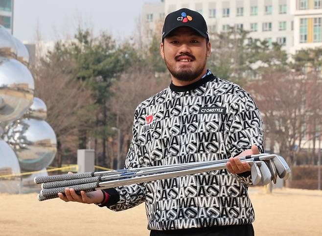 2023년 GS칼텍스 매경오픈 챔피언 정찬민이 올해 열리는 대회 애장품 이벤트에서 팬에게 선물할 아이언과 웨지를 보여주며 환하게 웃고 있다. 한주형 기자