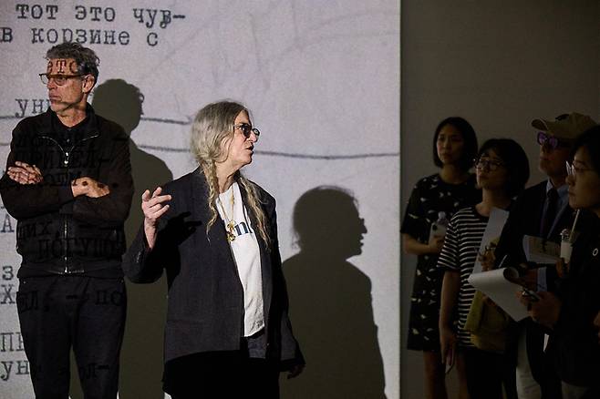 뮤지션 패티 스미스와 음향예술가 스테판 크라스닌스키가 10년 이상 협업한 전시 ‘끝나지 않을 대화’가 19일 서울 남창동 피크닉에서 개막했다. 패티 스미스(왼쪽에서 두번째)와 스테판 크라스닌스키가 작품 설명을 하고 있다. <피크닉>