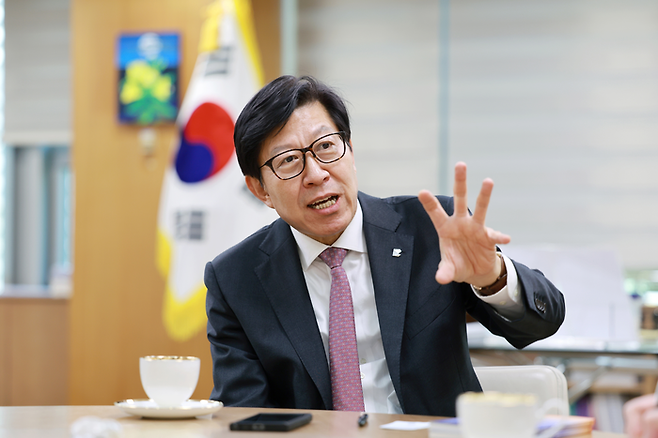 박형준 부산시장이 22일 부산시청 집무실에서 매일경제와 인터뷰하고 있다. 부산시