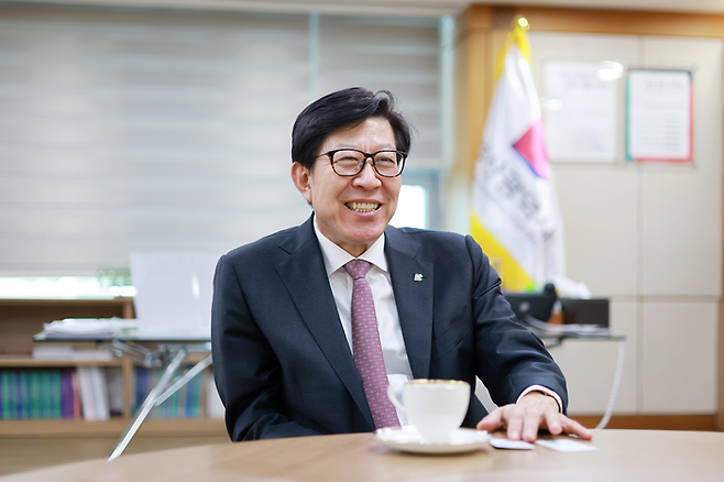 박형준 부산시장이 22일 부산시청 집무실에서 매일경제와 인터뷰하고 있다. [부산시]