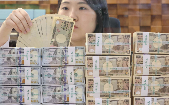 서울 중구 하나은행 위변조대응센터에서 직원이 엔화와 달러화를 정리하고 있다. (매경 DB)