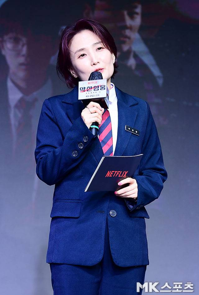 박경림은 네이비 컬러를 베이스로 한 포멀한 스쿨룩을 완성해 눈길을 끌었다. 사진=김영구 기자