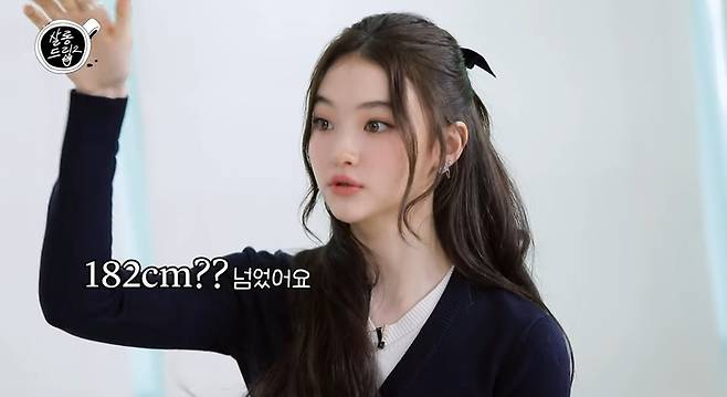 ‘리틀 제니’로 불리는 미야오 엘라가 남동생의 믿을 수 없는 성장 비화를 전하며 모두를 놀라게 했다.사진= 유튜브 채널 ‘테오’