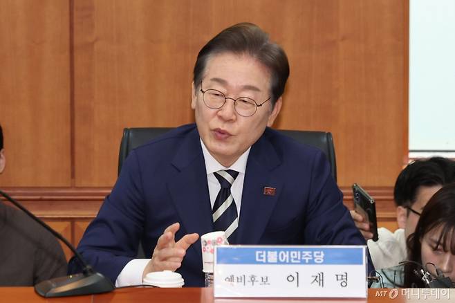 [서울=뉴시스] 권창회 기자 = 이재명 제21대 대통령 선거 더불어민주당 경선 후보가 21일 서울 여의도 금융투자협회에서 열린 자본시장 활성화를 위한 정책간담회에서 인사말을 하고 있다.