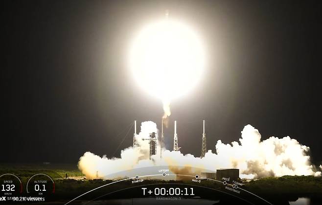 군사정찰위성 4호기가 22일 오전 9시48분(현지시간 저녁 8시48분)쯤 미국 우주탐사기업 스페이스X 팰컨9 로켓에 실려 성공적으로 발사되고 있다. / 사진=SpaceX