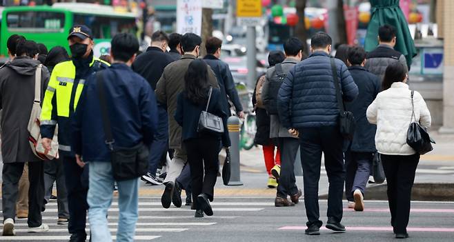 지난 14일 오전 서울 종로구 광화문 네거리에서 직장인들이 출근길을 서두르고 있다. /사진=뉴스1