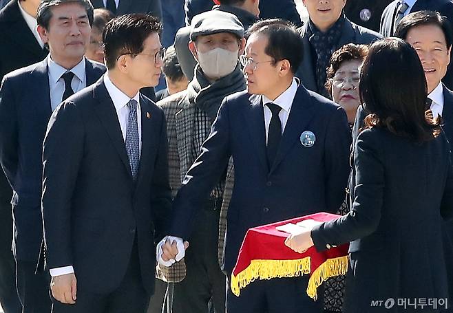 (대구=뉴스1) 공정식 기자 = 김문수 고용노동부 장관과 홍준표 대구시장이 28일 오전 대구 달서구 두류공원 2·28민주운동 기념탑 앞에서 만나 참배를 앞두고 인사 나누고 있다. 2025.2.28/뉴스1  Copyright (C) 뉴스1. All rights reserved. 무단 전재 및 재배포,  AI학습 이용 금지. /사진=(대구=뉴스1) 공정식 기자