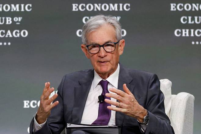 (시카고 AFP=뉴스1) = 제롬 파월 미국 연방준비제도(연준) 의장이 16일(현지시간) 일리노이주 시카고의 시카고 경제클럽에 참석해 가진 연설서 “도널드 트럼프 행정부의 예상보다 높은 관세로 물가 인상과 성장 둔화가 예상된다”고 밝히고 있다. 2025.04.17  /AFPBBNews=뉴스1