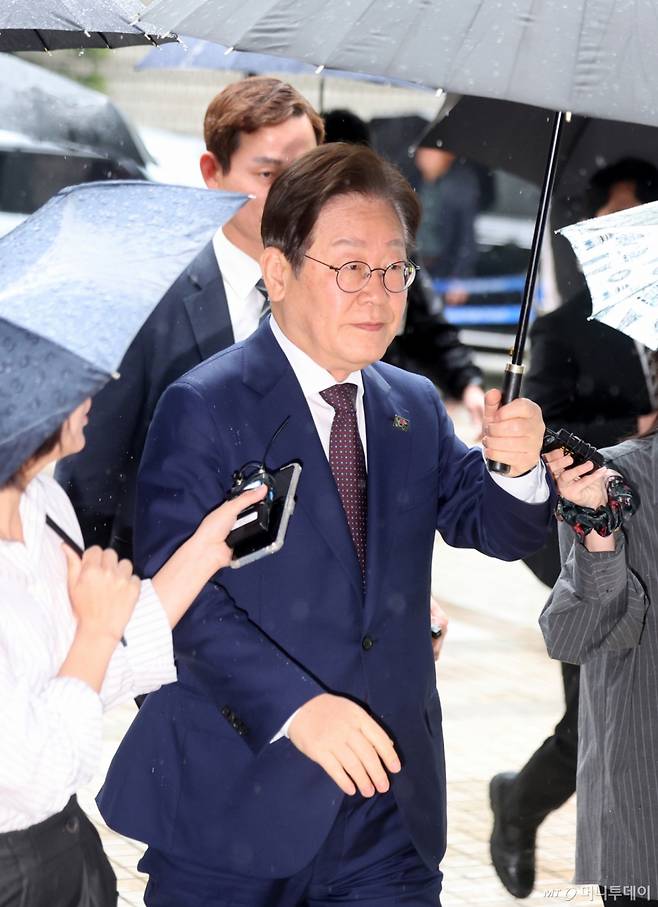 [서울=뉴시스] 김선웅 기자 = 이재명 제21대 대통령 선거 더불어민주당 경선 후보가 22일 서울 서초구 서울 서초구 서울중앙지법에서 열린 대장동 배임 및 성남FC 뇌물 의혹 사건 75차 공판에 출석하고 있다. 2025.04.22. mangusta@newsis.com /사진=김선웅