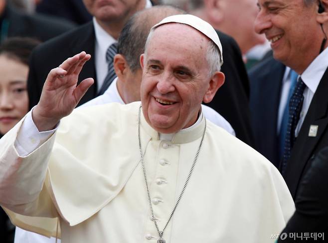 [서울=뉴시스] 프란치스코 교황이 21일 선종했다고 AP통신이 보도했다. 향년 88세. AP통신에 따르면 교황청은 "프란치스코 교황이 오늘 오전 7시35분께 자택에서 선종했다"고 밝혔다. 프란치스코 교황은 최근 폐렴으로 입원했다가 퇴원해 활동을 재개하고 있었다. 사진은 프란치스코 교황이 지난 2014년 8월 14일 오전 경기도 성남 서울공항을 통해 입국, 영접 나온 인사들에게 손을 흔들며 인사하는 모습. (사진=뉴시스DB) 2025.04.21. photo@newsis.com /사진=