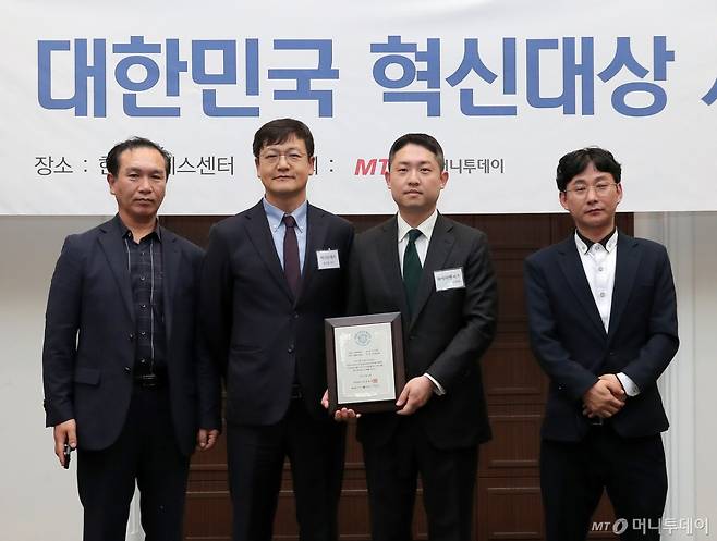 와이티벤처스 관계자가 '2025 대한민국 혁신대상' 수상 후 머니투데이 송기용 전무와 함께 기념 촬영을 하고 있다./사진=김창현 기자