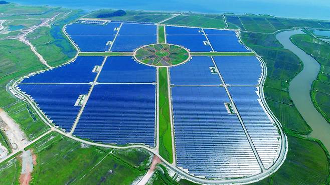BS그룹이 전남도에 개발 중인 '솔라시도 기업도시'가 첨단산업 구축 최적지로 주목받고 있다. 사진은 솔라시도 태양광 발전소의 모습. / 사진제공 = BS한양