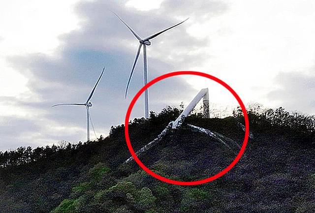 21일 오후 전남 화순군 도암면 우치리 화학산에 건설된 4.7MW(메가와트)급 풍력발전기 타워가 쓰러져 있다. 연합뉴스