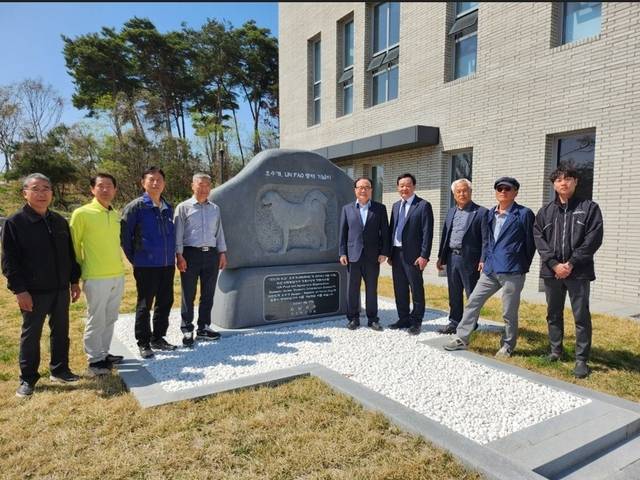 지난해 8월 유엔 식량농업기구(FAO)로부터 대한민국을 대표하는 고유 개 품종으로 ‘오수개’가 등재된 걸 기념하는 비 앞에서 윤신근(오른쪽 다섯 번쩨) 박사, 심재석(〃네 번째) 오수개연구소 운영위원장, 필자(〃두 번째) 등이 함께 사진을 찍었다.