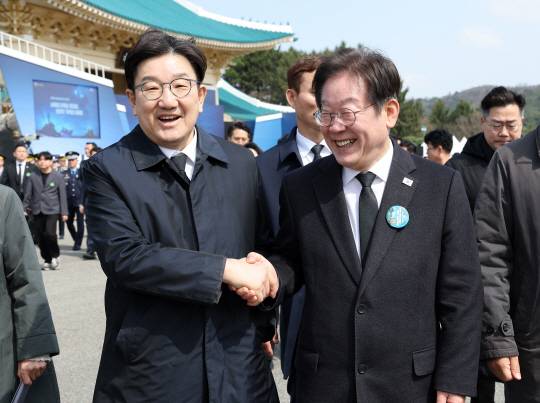 더불어민주당 이재명 대표와 국민의힘 권성동 원내대표가  악수하고 있다. 연합뉴스