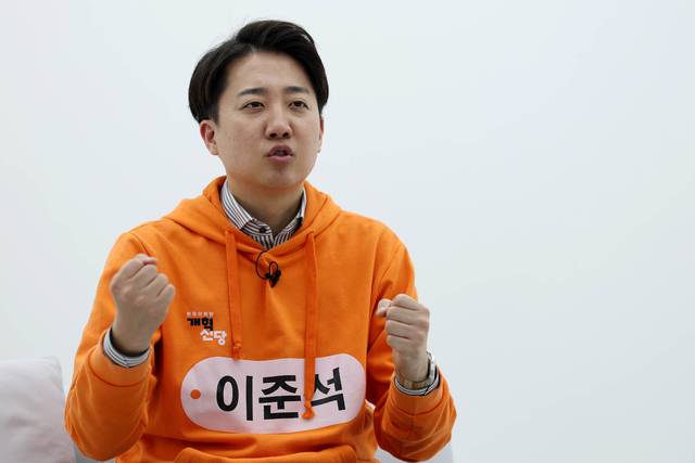 “의석 좀 있는 당에서 대통령 뽑아야 한다는 건 착각” 선거용 오렌지색 후드 티를 입은 이준석 개혁신당 대통령 선거 후보가 21일 서울 중구 문화일보에서 인터뷰를 하고 있다. 문호남 기자