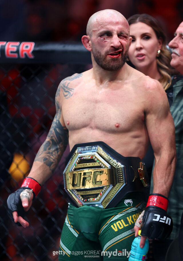 볼카노프스키가 UFC 314에서 디에구 로페스를 꺾고 챔피언에 오른 후 벨트를 허리에 두르고 있다. /게티이미지코리아