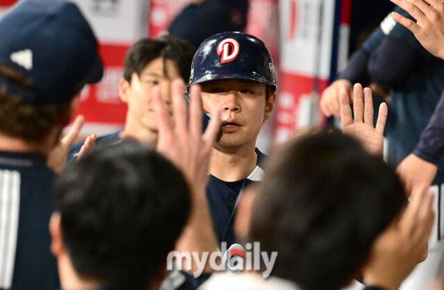 2025년 4월 22일 오후 서울 고척스카이돔에 진행된 '2025 신한 SOL뱅크 KBO 리그' 두산 베어스와 키움 히어로즈의 경기. 두산 김재환이 9회초 2사 후 솔로홈런을 친 뒤 동료들의 축하를 받고 있다./고척=유진형 기자 zolong@mydaily.co.kr