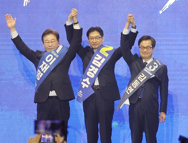 이재명(왼쪽부터), 김경수, 김동연 더불어민주당 대선 경선 후보들이 20일 울산시 울주군 울산전시컨벤션센터에서 열린 ‘제21 대통령선거 후보자 선출을 위한 영남권 합동연설회’에서 인사하고 있다. [연합]