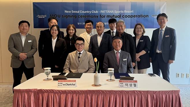 업무 협약식 후 기념 촬영애 나선 양사 관계자들. [사진=뉴서울CC 제공]