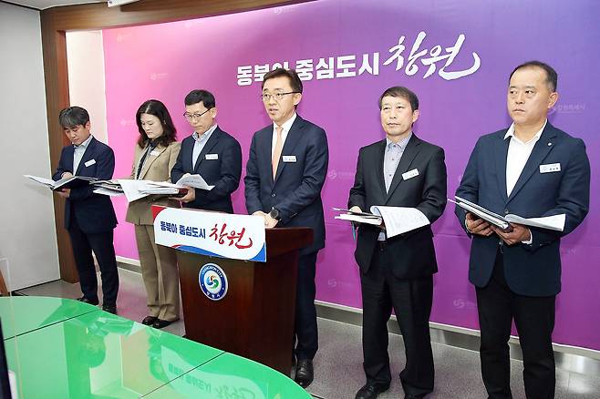 창원시 박성옥 도시정책국장이 22일 시청 프레스센터에서 2분기 정례브리핑을 하고 있다. [창원시 제공]