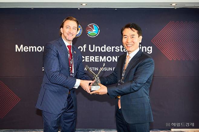 경찰청이 22일 미국 마약단속국(DEA)과 불법적 마약류 유통과 파생되는 범죄수익금 세탁 범죄 대응을 위해 업무협약(MOU)을 체결하고 국제공조 수사와 정보교류 등 실질적 협력을 강화하기로 했다. 사진은 김병찬 국수본부장 직무대리(오른쪽)와 존 스콧 DEA 아시아태평양본부장. [경찰청 제공]