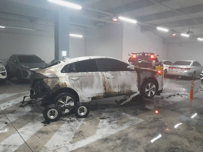 22일 오전 대구 한 아파트 지하 주차장에서 발생한 전기차 화재 현장. [대구소방안전본부]