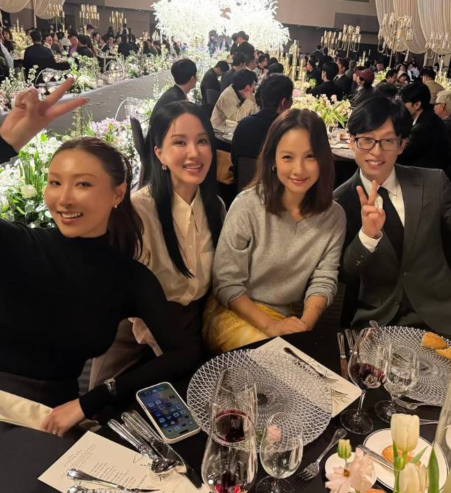 왼쪽부터 화사, 엄정화, 이효리, 유재석/소셜미디어