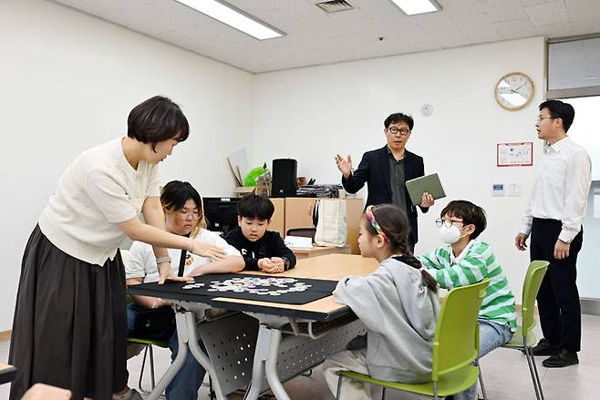 [밀양=뉴시스] 밀양시청 미래교육과 통합돌봄 조준희 팀장이 다봄센터를 둘러보고 있다. (사진=밀양시 제공) 2025.04.22. photo@newsis.com *재판매 및 DB 금지