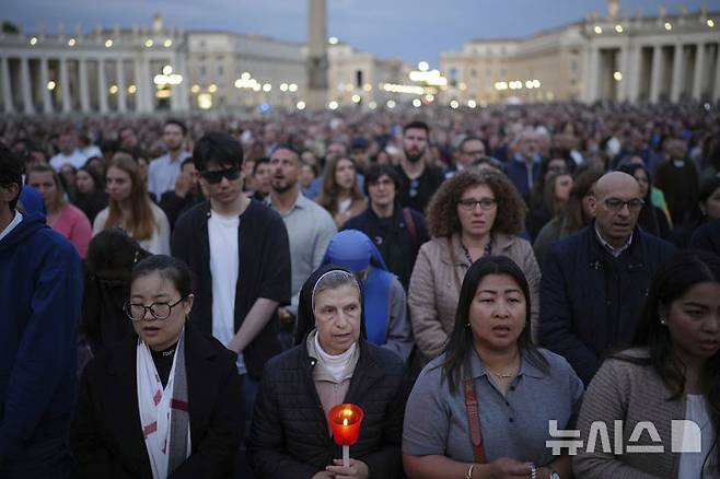 [바티칸=AP/뉴시스] 21일(현지 시간) 바티칸 성 베드로 광장에서 고(故) 프란치스코 교황을 위한 묵주 기도회가 봉헌되어 신자들이 모여 기도하고 있다. 2025.04.22.