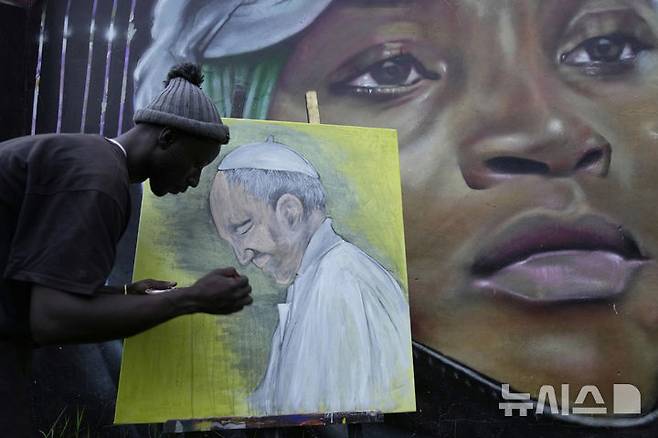 [나이로비=AP/뉴시스] 고(故) 프란치스코 교황이 선종한 21일(현지 시간) 케냐 나이로비에서 그래피티 아티스트가 교황의 모습을 그리고 있다. 2025.04.22.<font style="vertical-align: inherit;"><font style="vertical-align: inherit;"></font></font>