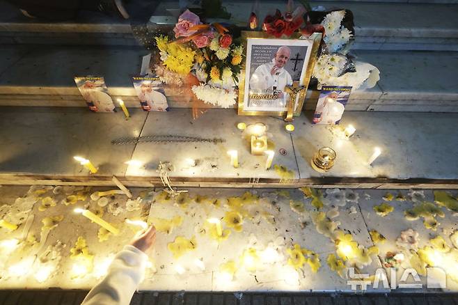 [부에노스아이레스=AP/뉴시스] 고(故) 프란치스코 교황이 선종한 21일(현지 시간) 아르헨티나 부에노스아이레스 대성당에서 신자들이 교황을 추모하며 촛불을 밝히고 있다. 2025.04.22.<font style="vertical-align: inherit;"><font style="vertical-align: inherit;"></font></font>