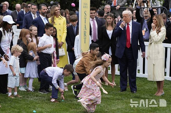 [워싱턴=AP/뉴시스] 21일(현지 시간) 백악관 사우스론에서 연례 '백악관 부활절 달걀 굴리기' 행사가 열려 도널드 트럼프 대통령과 부인 멜라니아 여사가 행사를 진행하며 호루라기를 불고 있다. 2025.04.22.