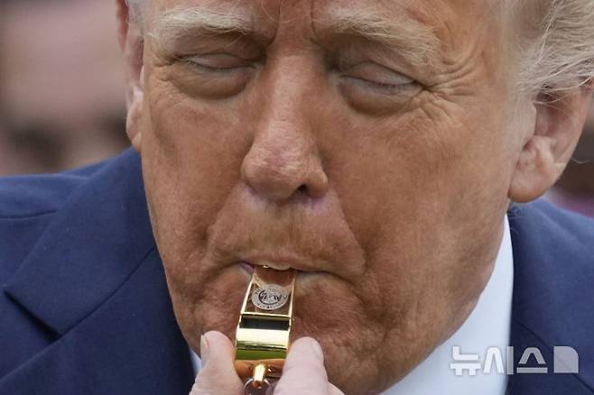 [워싱턴=AP/뉴시스] 21일(현지 시간) 백악관 사우스론에서 연례 '백악관 부활절 달걀 굴리기' 행사가 열려 도널드 트럼프 대통령이 행사를 진행하며 호루라기를 불고 있다. 2025.04.22.