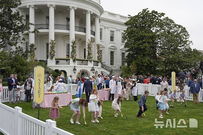 [워싱턴=AP/뉴시스] 21일(현지 시간) 백악관 사우스론에서 열린 연례 '백악관 부활절 달걀 굴리기' 행사에 참여한 어린이들이 달걀을 굴리고 있다. 2025.04.22.