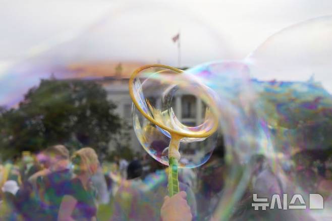 [워싱턴=AP/뉴시스] 21일(현지 시간) 백악관 사우스론에서 열린 연례 '백악관 부활절 달걀 굴리기' 행사에서 비눗방울 놀이가 진행되고 있다. 2025.04.22.