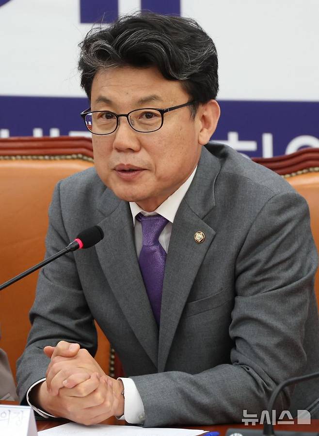 [서울=뉴시스] 조성봉 기자= 진성준 더불어민주당 정책위의장이 10일 오전 서울 여의도 국회에서 열린 연금개혁 특별위원회 출범식 및 1차 회의에서 축사를 하고 있다. 2025.04.10. suncho21@newsis.com