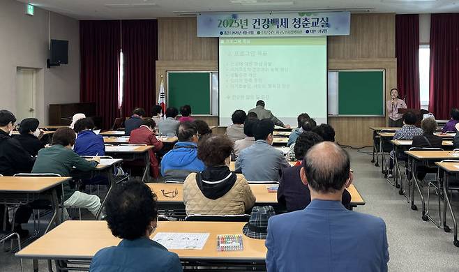 [광주=뉴시스] 광주서구노인종합복지관 '청춘교실' 개강. (사진=광주서구노인종합복지관 제공). photo@newsis.com *재판매 및 DB 금지