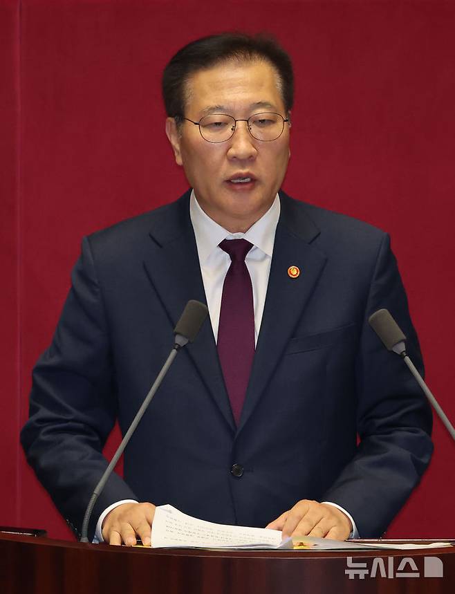 [서울=뉴시스] 권창회 기자 = 박성재 법무부장관이 17일 서울 여의도 국회에서 열린 제424회 국회(임시회) 제5차 본회의에서 내란-명태균 특검법 등에 대한 재의요구를 설명하고 있다. 2025.04.17. kch0523@newsis.com