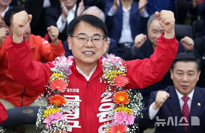 [부산=뉴시스] 부산 금정구청장 보궐선거 윤일현 국민의힘 후보가 2024년 10월16일 금정구 자신의 선거사무소에서 당선이 유력해지자 환호하고 있다. (사진=뉴시스 DB). photo@newsis.com