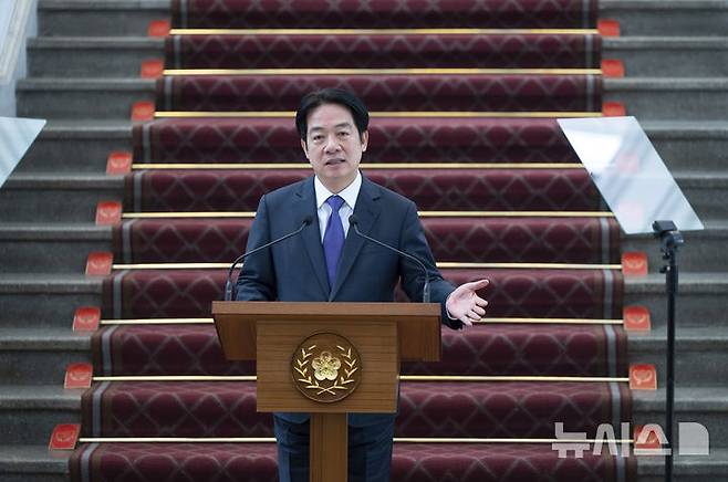[타이베이(대만)=AP/뉴시스] ﻿﻿바티칸 시국(교황청)의 수교국인 대만이 프란치스코 교황의 선종에 대해 깊은 애도의 뜻을 표하면서 조기를 게양하고 교황의 장례식에 특사를 파견하기로 했다. 사진은 라이칭더 대만 총통이 지난 2월14일 타이베이 총통부에서 기자회견 중인 모습. 2025.04.22