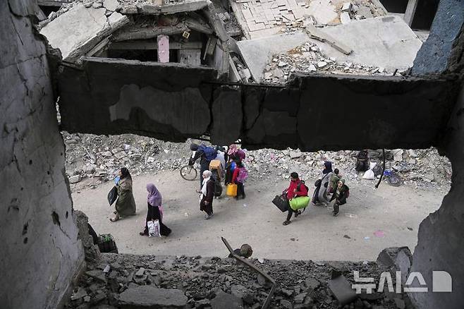 [가자시티=AP/뉴시스] 지난 11일(현지 시간) 이스라엘군(IDF)의 가자지구 동부 대피령에 팔레스타인 난민들이 가자시티 동부에서 서부로 다시 피란하고 하고 있다. 2025.04.22.