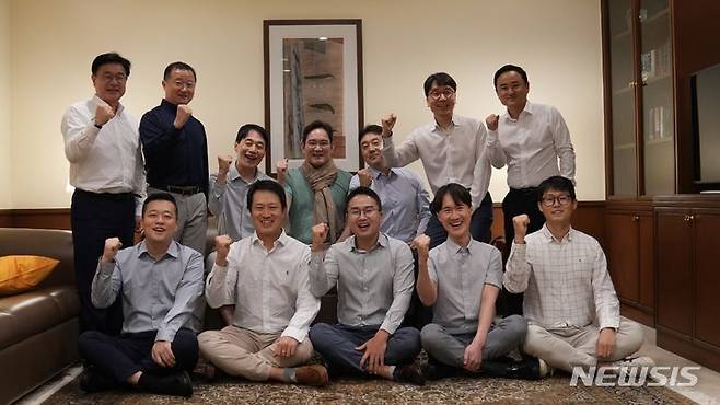 [서울=뉴시스]13일 이재용 삼성전자 회장이 인도 뭄바이에서 현지 임직원들과 간담회를 가진후 기념사진을 촬영하고 있다.(사진=삼성 제공) photo@newsis.com