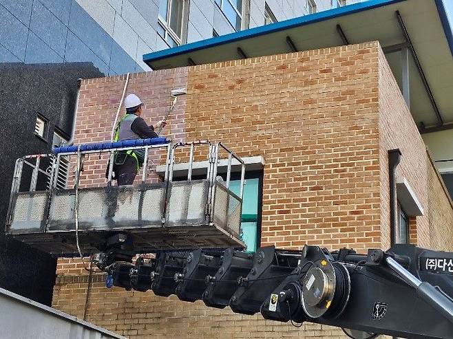 경로당 외벽 정비 작업. (사진=양평군 제공) photo@newsis.com *재판매 및 DB 금지