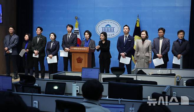 [서울=뉴시스] 고승민 기자 = 최민희 국회 과방위원장 등 야당 의원들이 18일 서울 여의도 국회 소통관에서 최상목 대통령 권한대행의 방통위법 거부권 행사 등 현안에 대한 기자회견을 하고 있다. 2025.03.18. kkssmm99@newsis.com